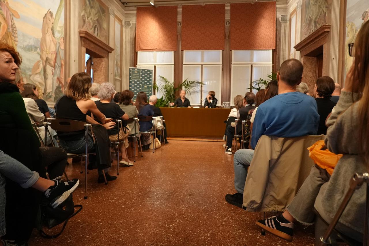 The packed hall of Libreria Palazzo Roberti, with the audience facing the table